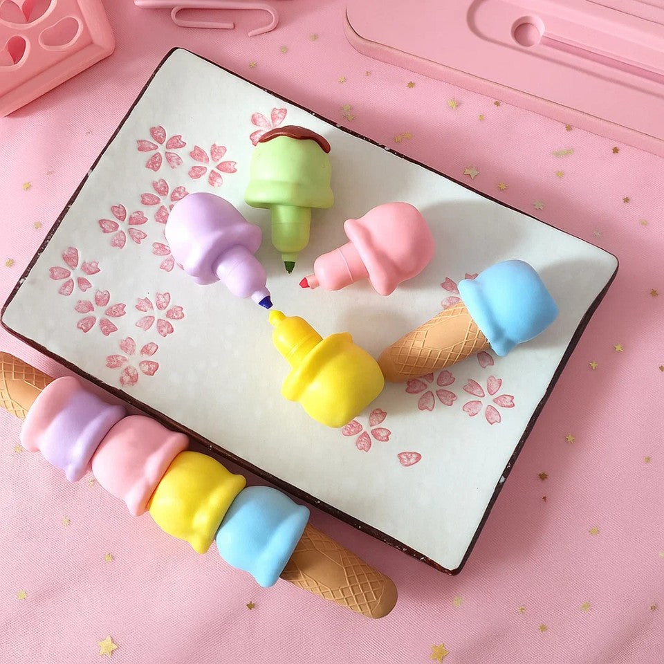 des surligneurs en forme de boules de glaces colorées hyper mignonnes et gourmandes. les boules de glaces s'empilent entre elles pour former une glace géante !