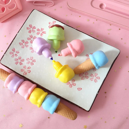 des surligneurs en forme de boules de glaces colorées hyper mignonnes et gourmandes. les boules de glaces s'empilent entre elles pour former une glace géante !