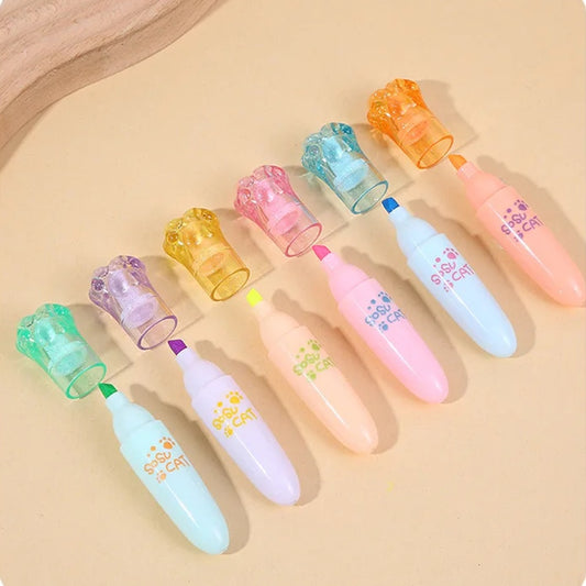 un lot de 6 surligneurs colorés : vert, jaune, violet, rose, orange et bleu dont le capuchon est en forme de patte de chat pailleté. Hyper mignons, adorables et funs à utiliser !