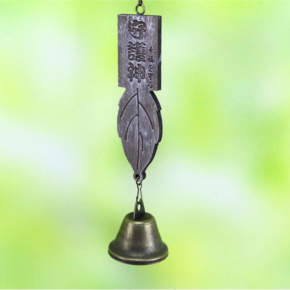 une superbe suspension inspiré de Totoro et de son univers magique et mystérieux. Totoro est dans un anneau de bois, d'où est suspendu une pancarte en bois en forme de feuille et une clochette.