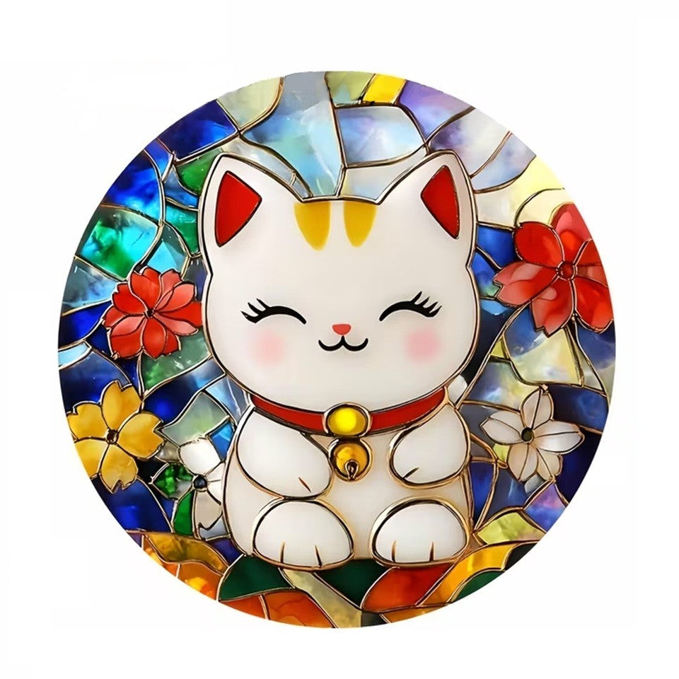Suspension décorative ronde représentant un Maneki-neko en style vitrail. Les couleurs vives du verre teinté – bleu, vert, rouge, jaune et blanc – sont sublimées par les rayons du soleil. 