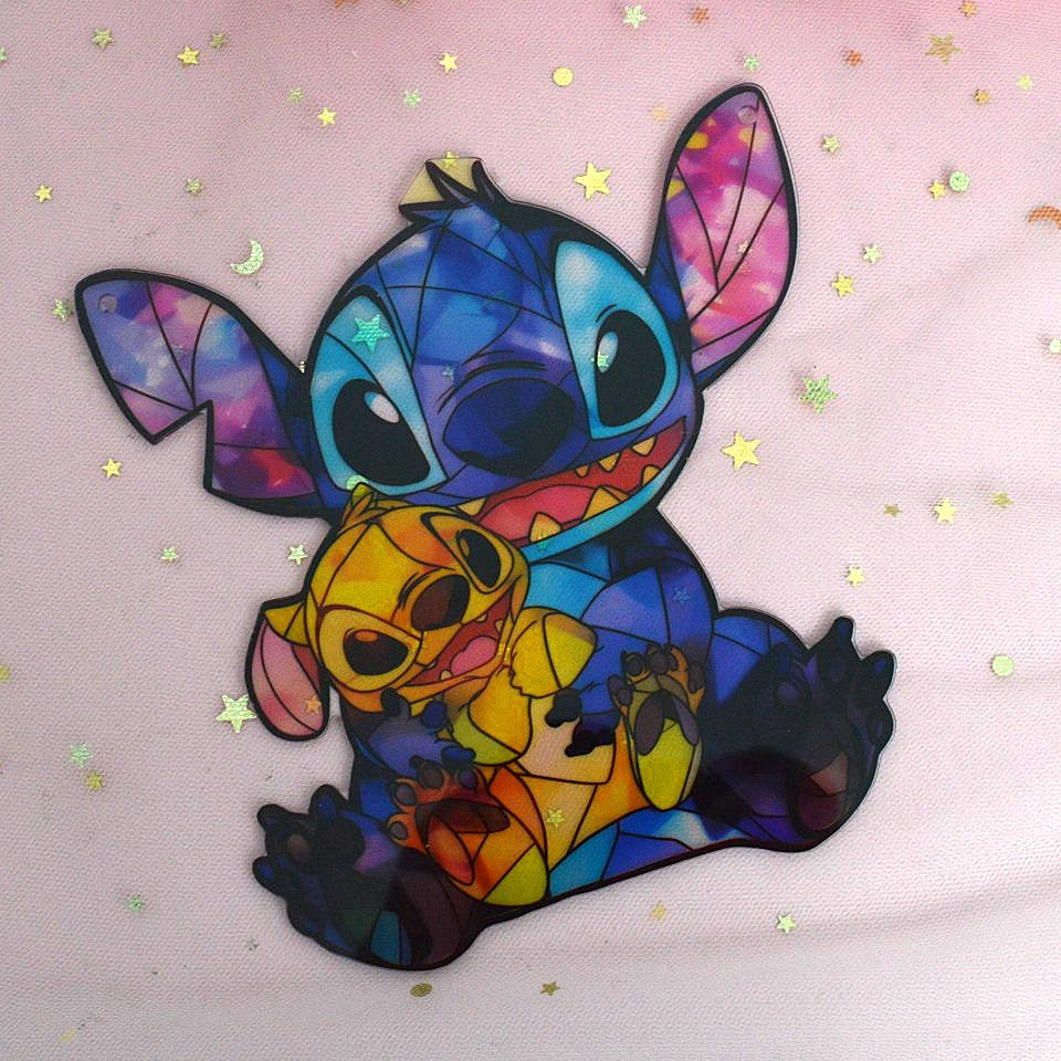 une décoration à suspendre en forme de stich tout coloré façon mosaïque