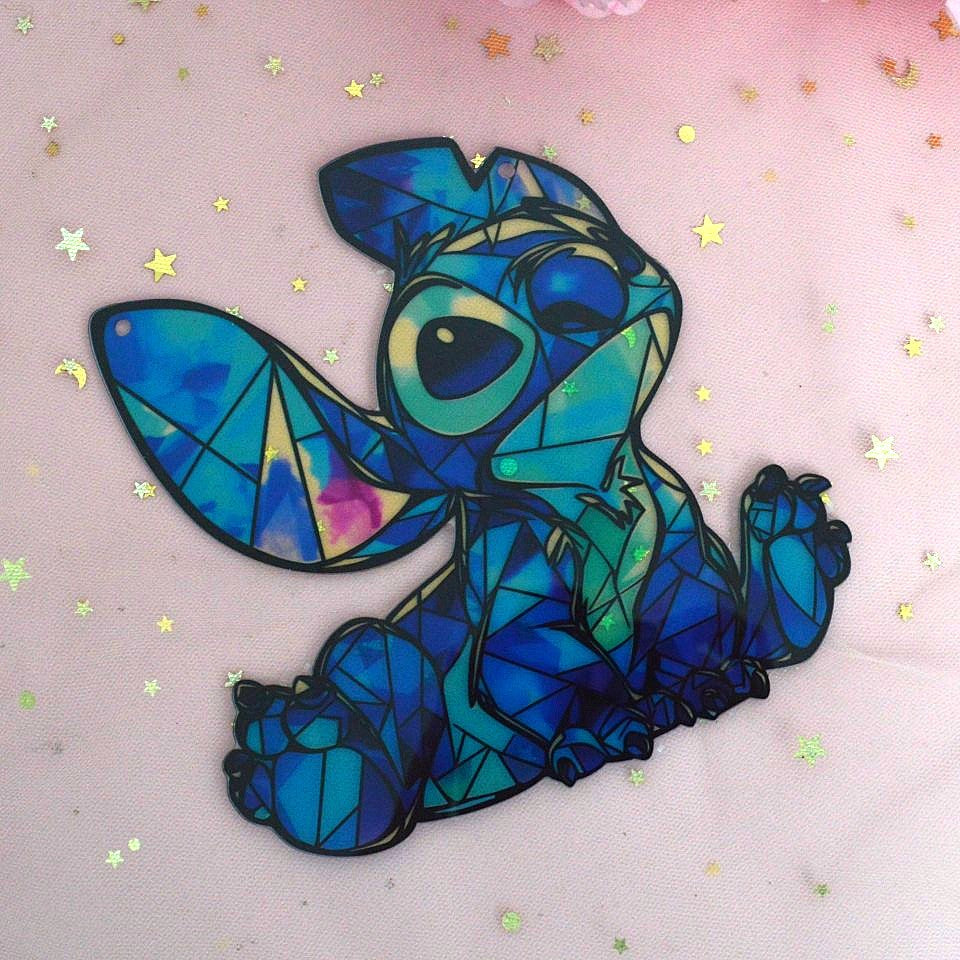 une décoration à suspendre en forme de stich tout coloré façon mosaïque