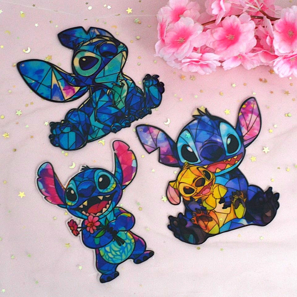 une décoration à suspendre en forme de stich tout coloré façon mosaïque