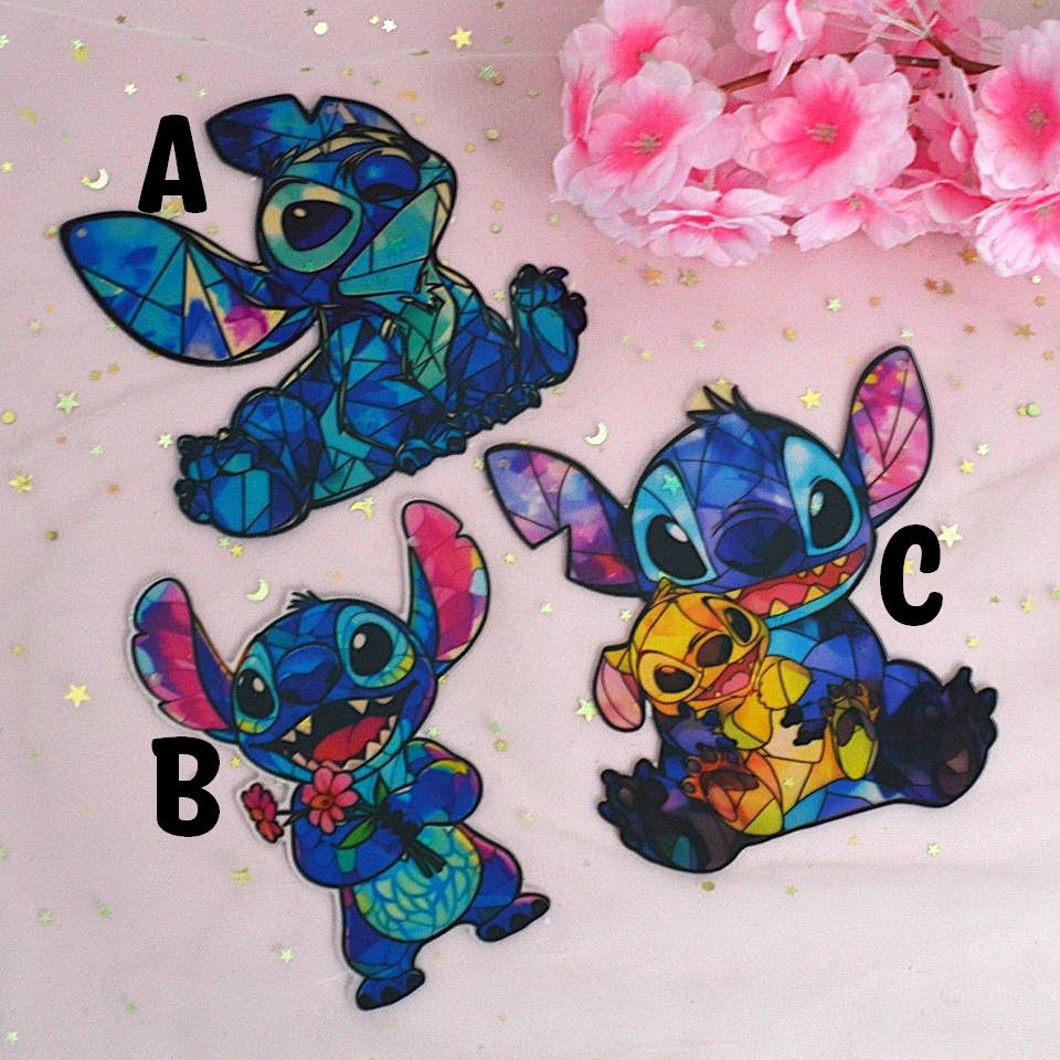 une décoration à suspendre en forme de stich tout coloré façon mosaïque