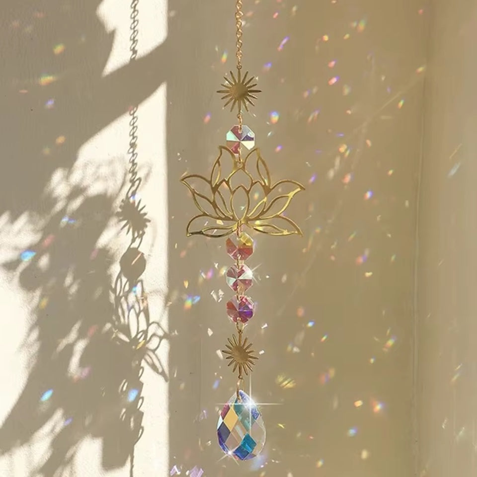 une superbe décoration à suspendre composée d'une fleur de lotus, de soleils métalliques ouvragés et de strass scintillants. L'ensemble est poétique et romantique et reflètent la lumière pour créer de magnifiques effets scintillants.