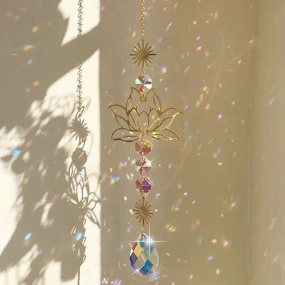 une superbe décoration à suspendre composée d'une fleur de lotus, de soleils métalliques ouvragés et de strass scintillants. L'ensemble est poétique et romantique et reflètent la lumière pour créer de magnifiques effets scintillants.
