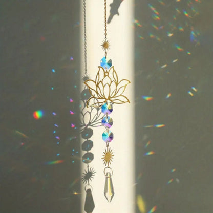 une superbe décoration à suspendre composée d'une fleur de lotus, de soleils métalliques ouvragés et de strass scintillants. L'ensemble est poétique et romantique et reflètent la lumière pour créer de magnifiques effets scintillants.