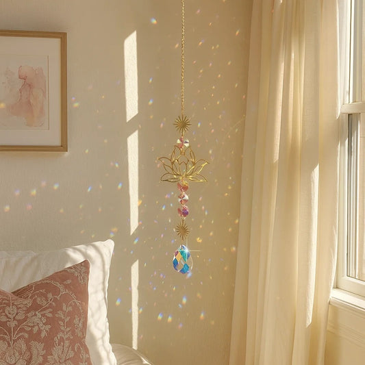 une superbe décoration à suspendre composée d'une fleur de lotus, de soleils métalliques ouvragés et de strass scintillants. L'ensemble est poétique et romantique et reflètent la lumière pour créer de magnifiques effets scintillants.