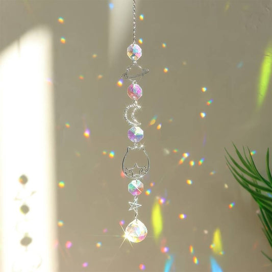 une suspension composée de cristaux brillants qui reflètent la lumière. Une breloque chat vient compléter le tout pour un effet adorable et mignon.