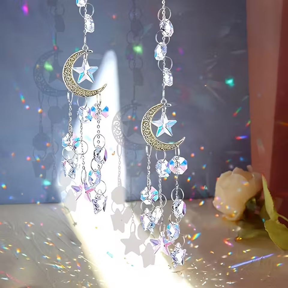 une superbe suspension composée de strass, d'étoiles et d'n croissant de lune argenté. La suspension capte la lumière pour créer de subtils effets lumineux.