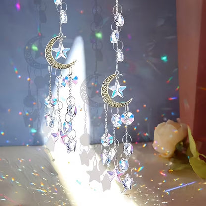 une superbe suspension composée de strass, d'étoiles et d'n croissant de lune argenté. La suspension capte la lumière pour créer de subtils effets lumineux.