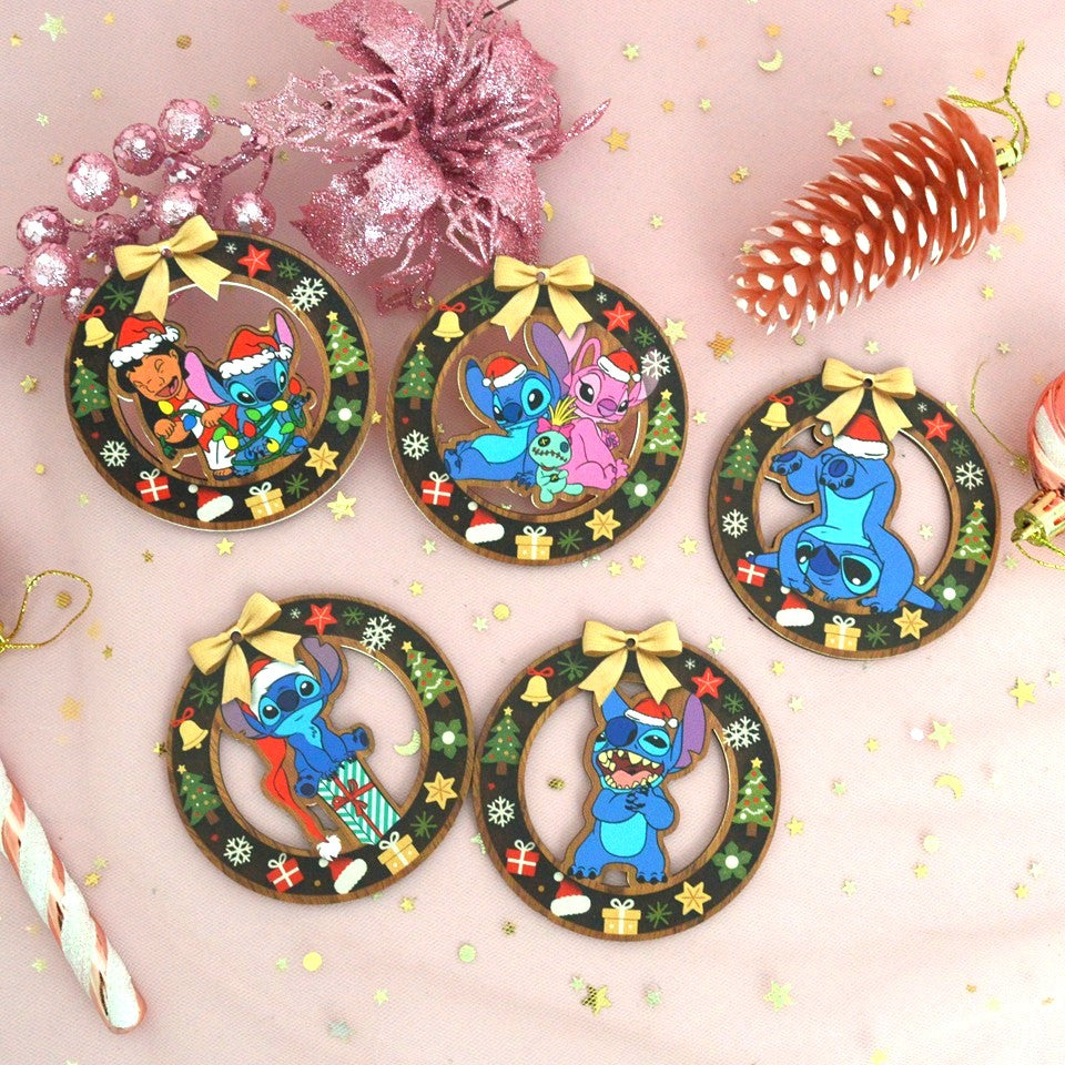 des décorations en bois à suspendre dans le sapin inspirés par Lilo, Stitch et Angel. Décorés de motifs de Noël (sapin, cadeaux, flocons etc..) ils représentent Stitch portant un bonnet de Noël rouge.