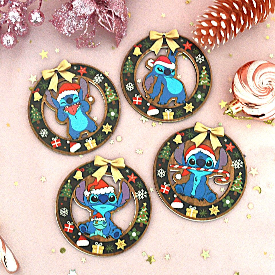 des décorations en bois à suspendre dans le sapin inspirés par Lilo, Stitch et Angel. Décorés de motifs de Noël (sapin, cadeaux, flocons etc..) ils représentent Stitch portant un bonnet de Noël rouge.