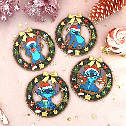 des décorations en bois à suspendre dans le sapin inspirés par Lilo, Stitch et Angel. Décorés de motifs de Noël (sapin, cadeaux, flocons etc..) ils représentent Stitch portant un bonnet de Noël rouge.