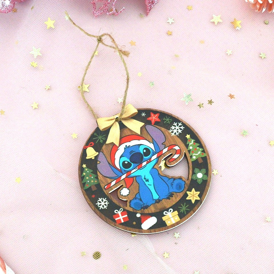 des décorations en bois à suspendre dans le sapin inspirés par Lilo, Stitch et Angel. Décorés de motifs de Noël (sapin, cadeaux, flocons etc..) ils représentent Stitch portant un bonnet de Noël rouge.