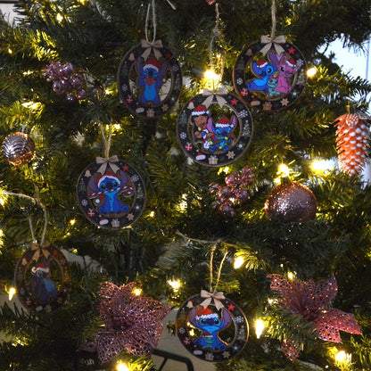 des décorations en bois à suspendre dans le sapin inspirés par Lilo, Stitch et Angel. Décorés de motifs de Noël (sapin, cadeaux, flocons etc..) ils représentent Stitch portant un bonnet de Noël rouge.