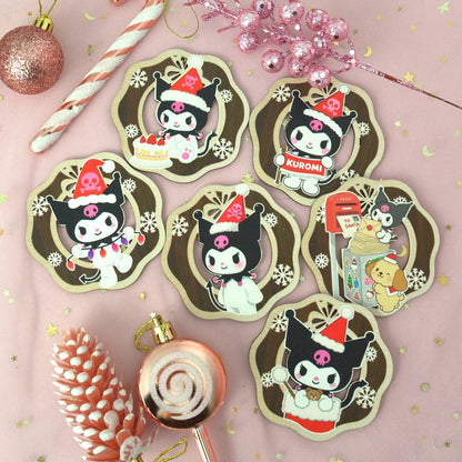 des décorations en bois à suspendre dans le sapin version Kuromi de Noël. Représentée dans différentes scènes adorables, kuromi porte un bonnet de Noël rouge.