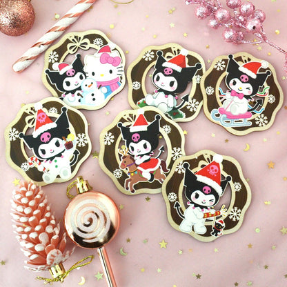 des décorations en bois à suspendre dans le sapin version Kuromi de Noël. Représentée dans différentes scènes adorables, kuromi porte un bonnet de Noël rouge.