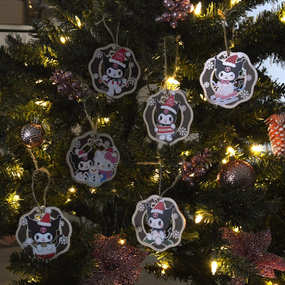 des décorations en bois à suspendre dans le sapin version Kuromi de Noël. Représentée dans différentes scènes adorables, kuromi porte un bonnet de Noël rouge.