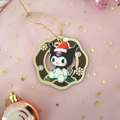 des décorations en bois à suspendre dans le sapin version Kuromi de Noël. Représentée dans différentes scènes adorables, kuromi porte un bonnet de Noël rouge.
