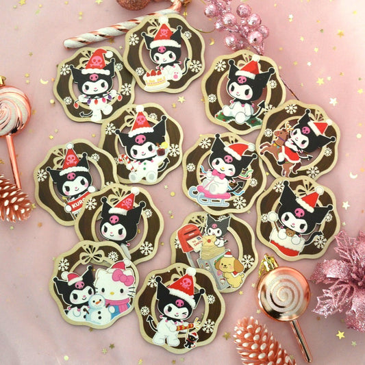 des décorations en bois à suspendre dans le sapin version Kuromi de Noël. Représentée dans différentes scènes adorables, kuromi porte un bonnet de Noël rouge.