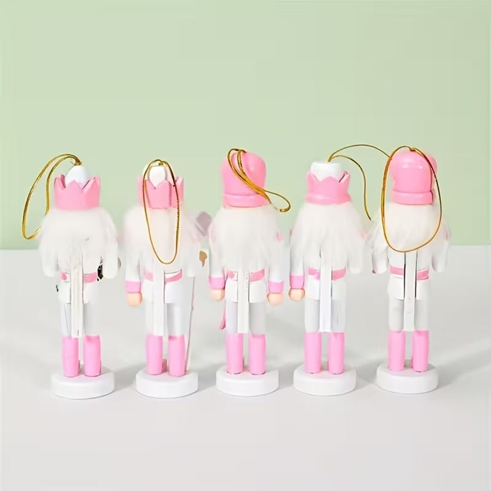 des décorations de sapin de Noël en forme de casse-noisette tout rose. Originaux dans leurs coloris douces et pastels, ils apportent de la douceur dans votre sapin pour une ambiance colorée !