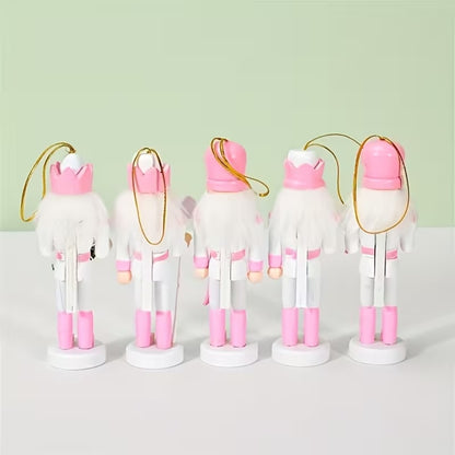 des décorations de sapin de Noël en forme de casse-noisette tout rose. Originaux dans leurs coloris douces et pastels, ils apportent de la douceur dans votre sapin pour une ambiance colorée !