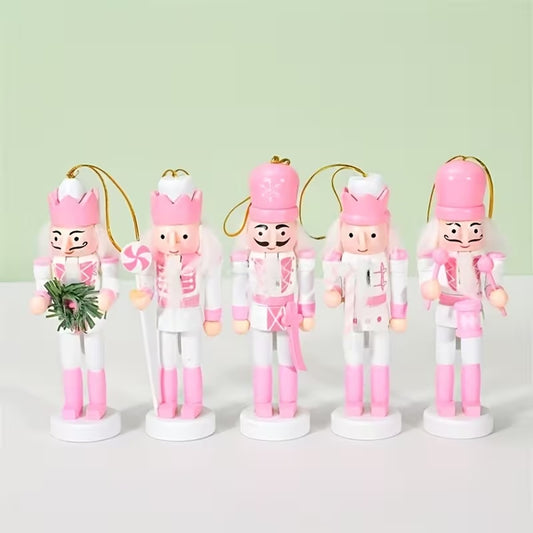 des décorations de sapin de Noël en forme de casse-noisette tout rose. Originaux dans leurs coloris douces et pastels, ils apportent de la douceur dans votre sapin pour une ambiance colorée !