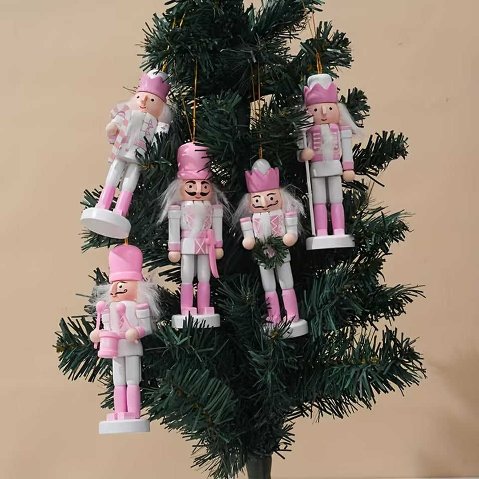 des décorations de sapin de Noël en forme de casse-noisette tout rose. Originaux dans leurs coloris douces et pastels, ils apportent de la douceur dans votre sapin pour une ambiance colorée !