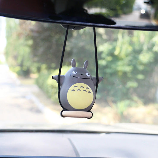 une adorable suspension en forme de totoro que l'on peut accrocher dans une voiture ou comme élément de décoration de maison