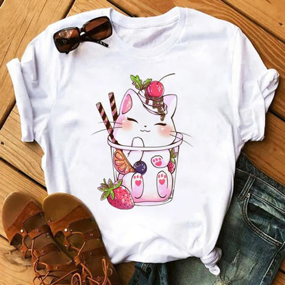 un tee-shirt au design d'un chat dans un verre, il a de la glace sur sa tête ce qui le rend encore plus gourmand. Me design est hyper kawaii et adorable. Parfait pour ajouter une touche mignonne et stylée à ton look