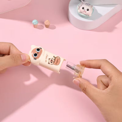 des taille-crayons adorables en forme de chat coloré : noir, rose et beige. Ils ont une expression kawaii trop mignonne. Ils ont une petite illustration sur le devant : un chat dans une tasse