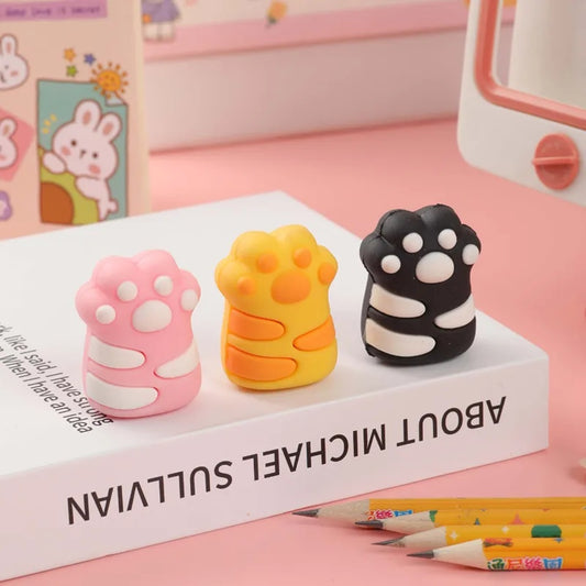 un taille-crayon original et fun en forme de patte de chat coloré : jaune, rose et noir. Hyper mignon, format pratique et originalité.