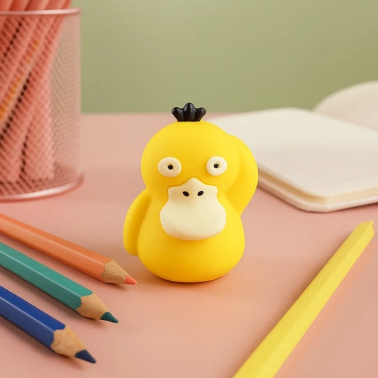 un taille-crayon jaune en forme de l'adorable pokemon Psykokwak. Adorable et mignon, il devient un objet de collection