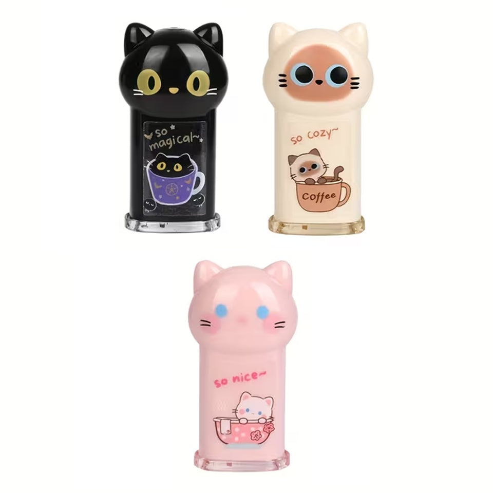 des taille-crayons adorables en forme de chat coloré : noir, rose et beige. Ils ont une expression kawaii trop mignonne. Ils ont une petite illustration sur le devant : un chat dans une tasse