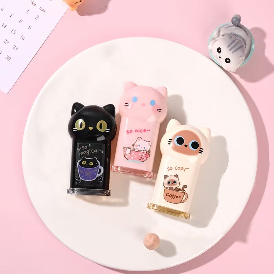 des taille-crayons adorables en forme de chat coloré : noir, rose et beige. Ils ont une expression kawaii trop mignonne. Ils ont une petite illustration sur le devant : un chat dans une tasse