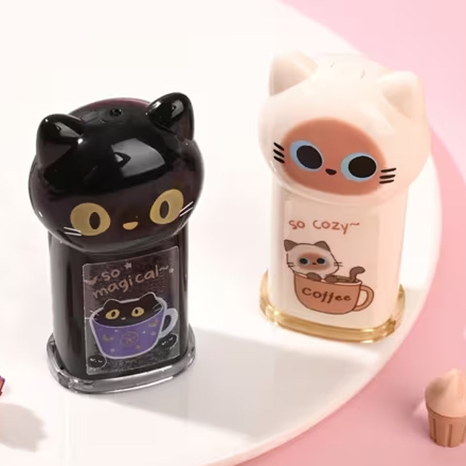 des taille-crayons adorables en forme de chat coloré : noir, rose et beige. Ils ont une expression kawaii trop mignonne. Ils ont une petite illustration sur le devant : un chat dans une tasse