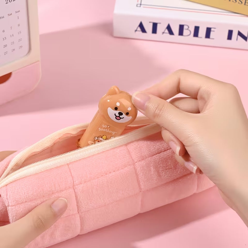 un taille-crayon en forme de shiba inu beige trop mignon. il a une adorable expression kawaii et une illustration d'un shiba qui se baigne sur le devant.