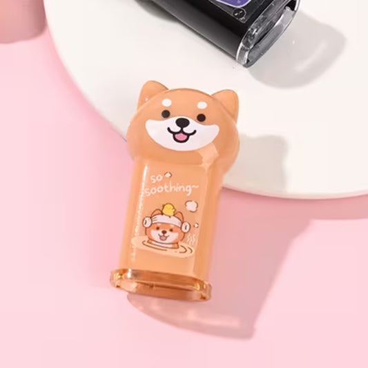 un taille-crayon en forme de shiba inu beige trop mignon. il a une adorable expression kawaii et une illustration d'un shiba qui se baigne sur le devant.