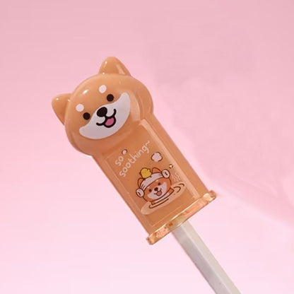 un taille-crayon en forme de shiba inu beige trop mignon. il a une adorable expression kawaii et une illustration d'un shiba qui se baigne sur le devant.