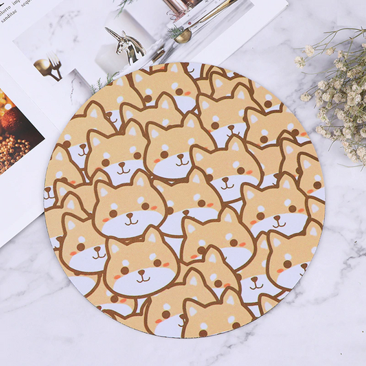 un tapis de souris rond au motif de multiples shiba inu. Il est adorable !