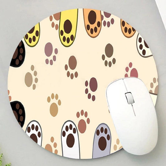 un tapis de souris rond au design de multiples pattes de chats colorées. Base anti dérapante 