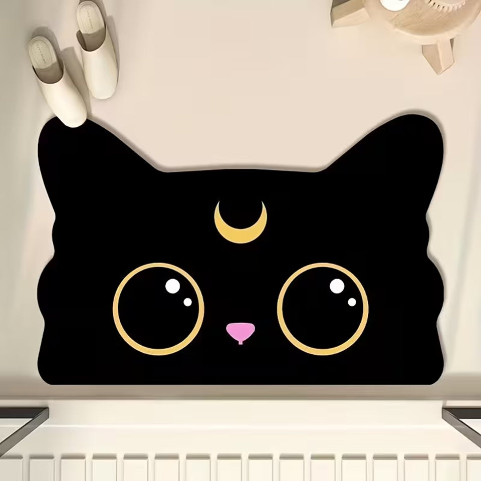 un tapis de sol en forme de chat noir tout doux ! Il a de gros yeux expressifs et un croissant de lune sur le front. Il est adorable, tout doux et ajoute une touche kawaii dans une déco.