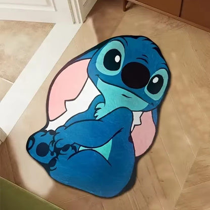 un tapis de sol antidéparant  représentant Stitch. On retrouve son charme particulier, son expression gentil et douce. Le tapis est très doux et idéal pour décorer une chambre.