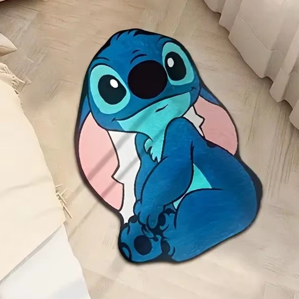 un tapis de sol antidéparant  représentant Stitch. On retrouve son charme particulier, son expression gentil et douce. Le tapis est très doux et idéal pour décorer une chambre.