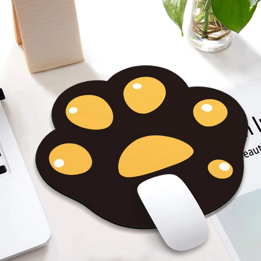 un tapis de souris en forme de patte de chat noir et jaune. Il a une base anti dérapente et un design kawaii.