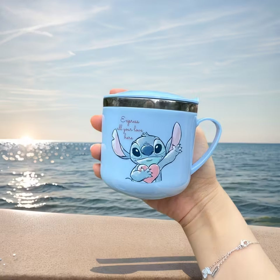 une tasse en plastique bleue aux couleurs de Stitch. On le retrouve illustré sur la tasse avec un gros coeur rose dans la main. L'intérieur de la tasse est en acier inoxydable avec une graduation à 253 ml. Il possède un couvercle pour garder les boissons au chaud.