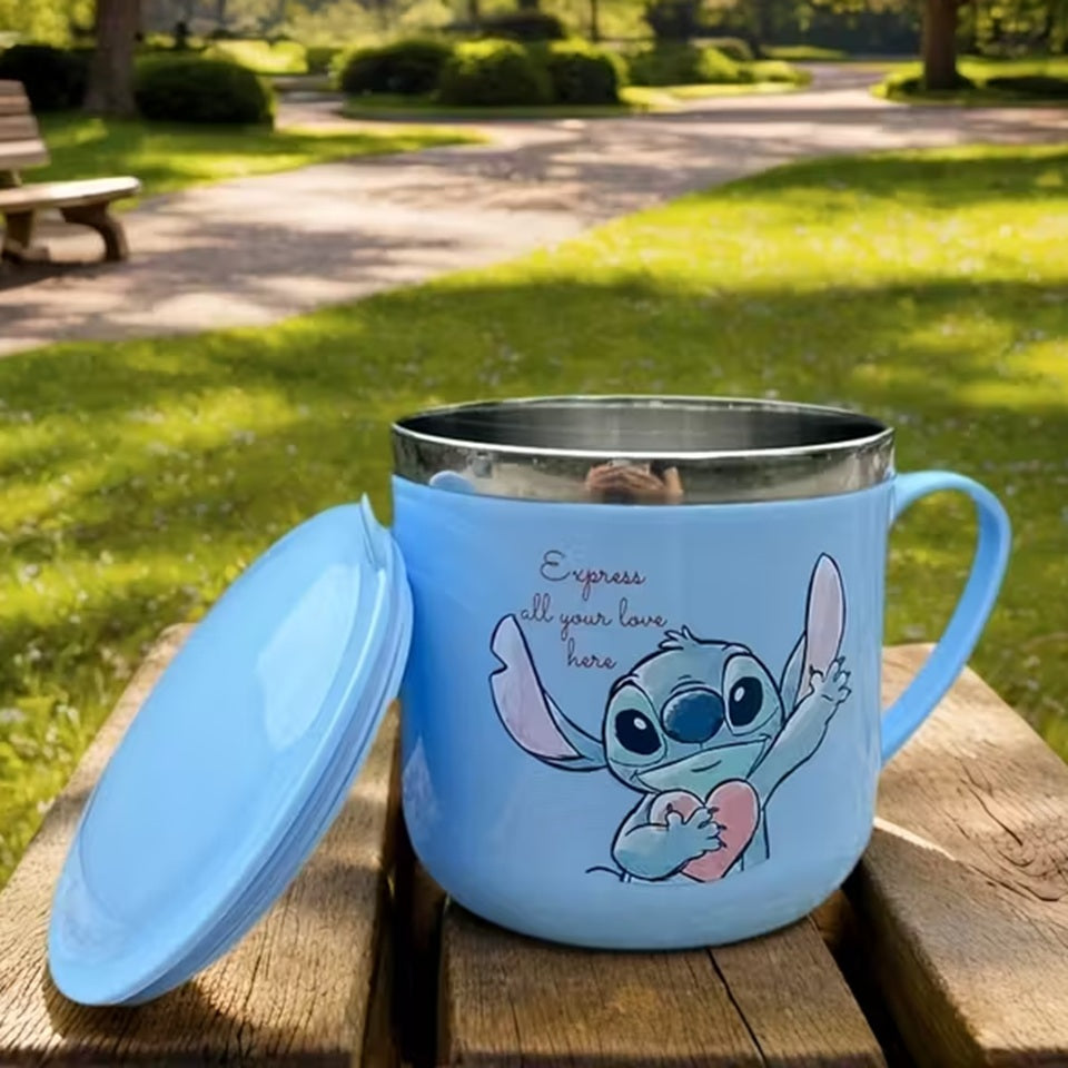 une tasse en plastique bleue aux couleurs de Stitch. On le retrouve illustré sur la tasse avec un gros coeur rose dans la main. L'intérieur de la tasse est en acier inoxydable avec une graduation à 253 ml. Il possède un couvercle pour garder les boissons au chaud.
