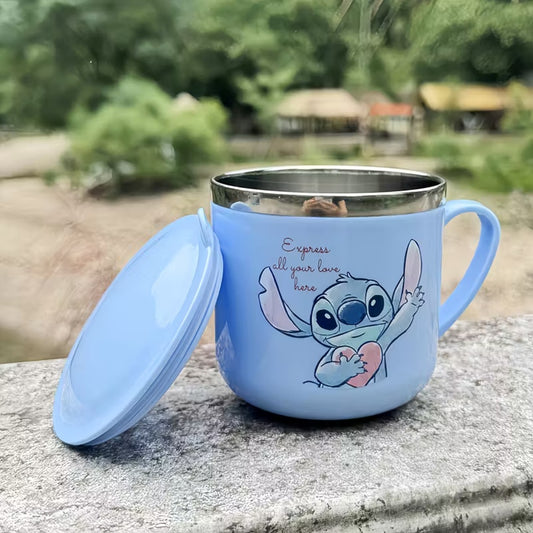 une tasse en plastique bleue aux couleurs de Stitch. On le retrouve illustré sur la tasse avec un gros coeur rose dans la main. L'intérieur de la tasse est en acier inoxydable avec une graduation à 253 ml. Il possède un couvercle pour garder les boissons au chaud.